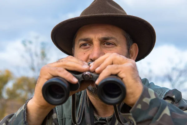 Jäger Mit Hut Und Gewehr Auf Der Suche Nach Beute — Stockfoto