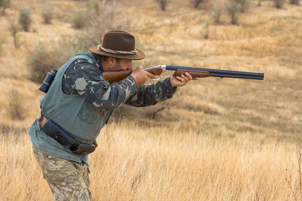 Hunter Hat Gun Search Prey Steppe Aims Prey — Stock Photo, Image