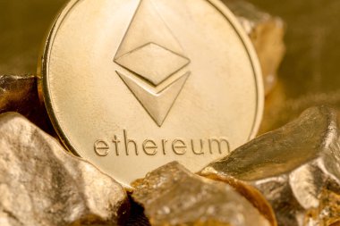 Kripto altın sikkeler - Bitcoin, Ethereum, Litecoin altın külçelerin arka planında. Sanal para kavramı.