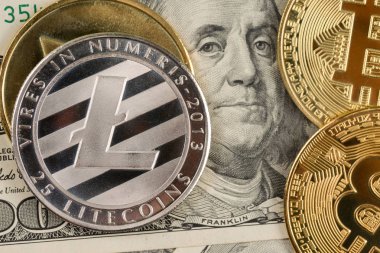 Kripto altın sikkeler - Bitcoin, Ethereum, Litecoin altın külçelerin arka planında. Sanal para kavramı.