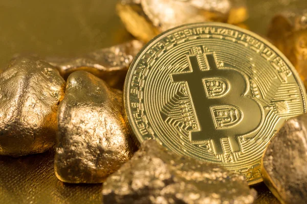 Kryptowährung Goldmünzen Bitcoin Ethereum Litecoin Auf Dem Hintergrund Von Goldnuggets — Stockfoto