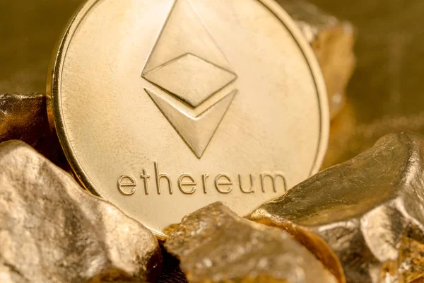 Kripto altın sikkeler - Bitcoin, Ethereum, Litecoin altın külçelerin arka planında. Sanal para kavramı.