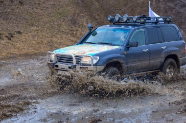 Modern arazi aracı dışarıda geziyor.