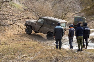 Dışarıdaki arazi aracına bakan adamlar.