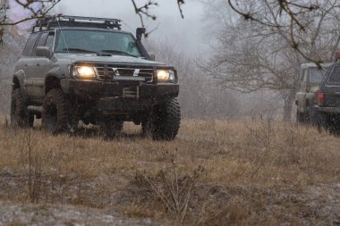 Modern arazi aracı dışarıda geziyor.