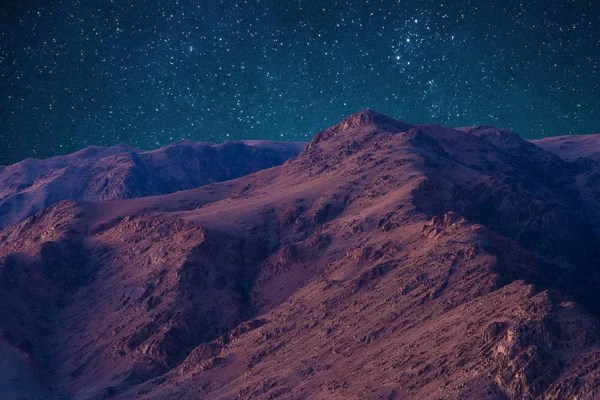 Mısır Sina Yarımadasında Dağların üzerinden güzel yıldızlı gökyüzü. Dağ tepe Mount Musa.