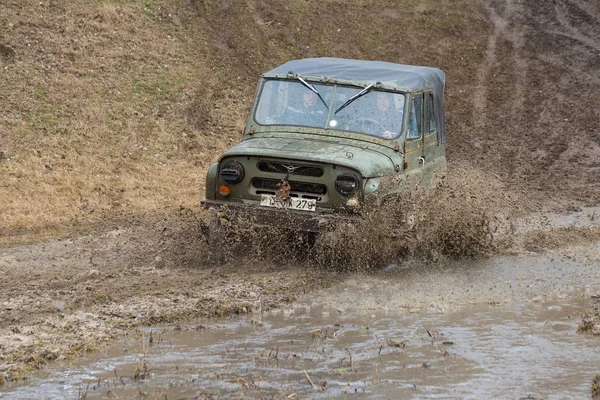 Old Suv Car Riding Outdoors — Stockfoto