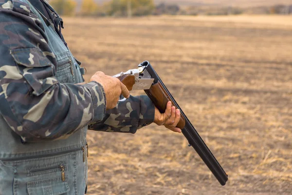 Hunter Met Een Hoed Een Pistool Zoek Naar Prooi Steppe — Stockfoto