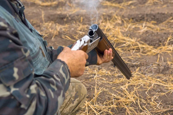 Cazador Con Sombrero Pistola Busca Presas Estepa Apunta Presa — Foto de Stock