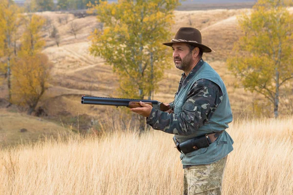 Chasseur Avec Chapeau Une Arme Feu Recherche Proies Dans Steppe — Photo