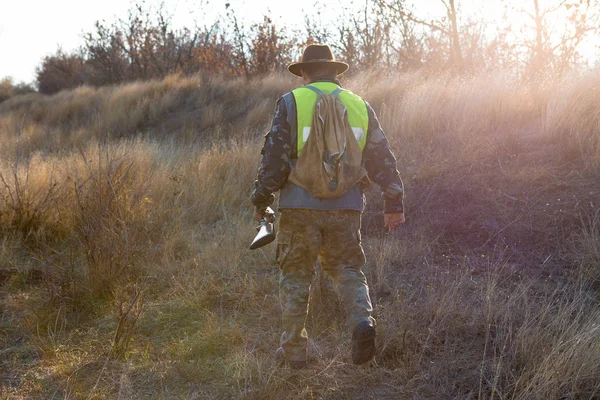 狩猟散弾銃を持つハンター屋外 — ストック写真