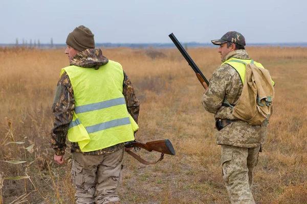 Male Hunters Shotgun Hunting Outdoors — Stok fotoğraf