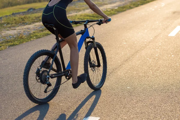 Dziewczyna Rowerze Górskim Offroad Piękny Portret Rowerzysty Zachodzie Słońca Dziewczynka — Zdjęcie stockowe