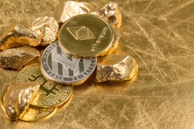 Kripto altın sikkeler - Bitcoin, Ethereum, Litecoin altın külçelerin arka planında. Sanal para kavramı.