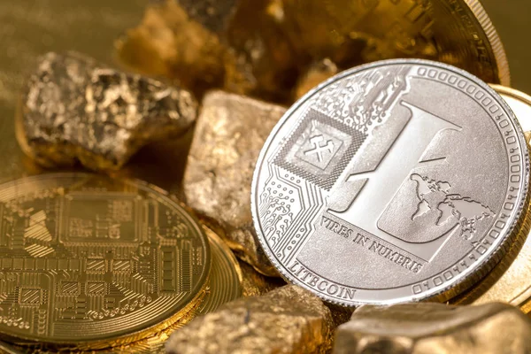 加密货币金币 比特币 金块背景下的利沃金 虚拟货币概念 — 图库照片