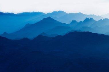 Sina Dağı şaşırtıcı güneş doğarken, güzel şafak Mısır, dağ manzarası güzel. Panorama.