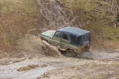 Kışın, tuzak aracın arazi her nehirden çekti Rus SUV'lar çamur rally    