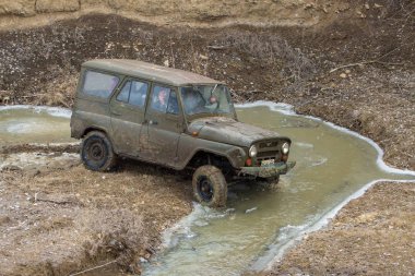 Kışın, tuzak aracın arazi her nehirden çekti Rus SUV'lar çamur rally    