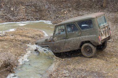 Kışın, tuzak aracın arazi her nehirden çekti Rus SUV'lar çamur rally    