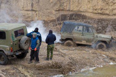Kışın, tuzak aracın arazi her nehirden çekti Rus SUV'lar çamur rally    