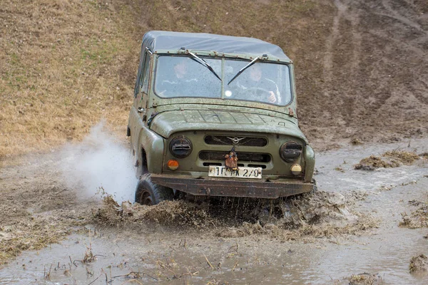 Reunião Suvs Russos Lama Inverno Veículo Todo Terreno Preso Puxado — Fotografia de Stock