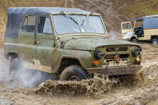 Reunião Suvs Russos Lama Inverno Veículo Todo Terreno Preso Puxado — Fotografia de Stock