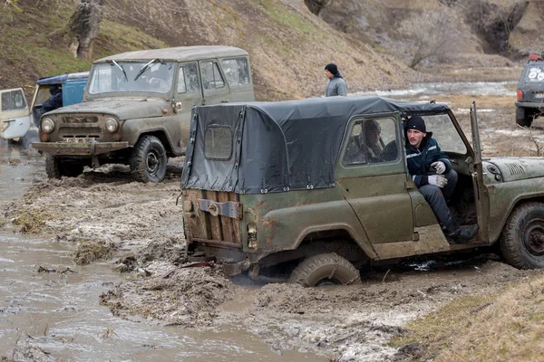 Ράλλυ Ρωσικά Suv Στη Λάσπη Χειμώνα Παγιδευμένος Παντός Εδάφους Όχημα — Φωτογραφία Αρχείου