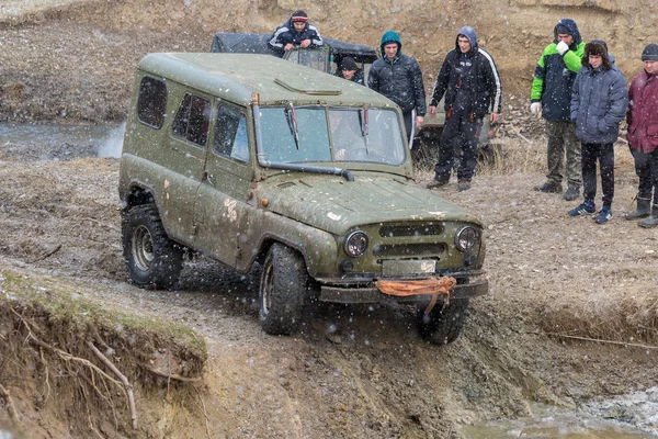 Rallye Auf Russischen Geländewagen Schlamm Winter Eingeklemmtes Geländefahrzeug Aus Dem — Stockfoto