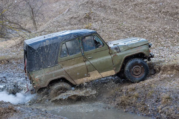 Reunião Suvs Russos Lama Inverno Veículo Todo Terreno Preso Puxado — Fotografia de Stock