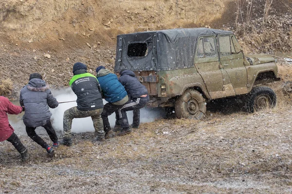 Ράλλυ Ρωσικά Suv Στη Λάσπη Χειμώνα Παγιδευμένος Παντός Εδάφους Όχημα — Φωτογραφία Αρχείου