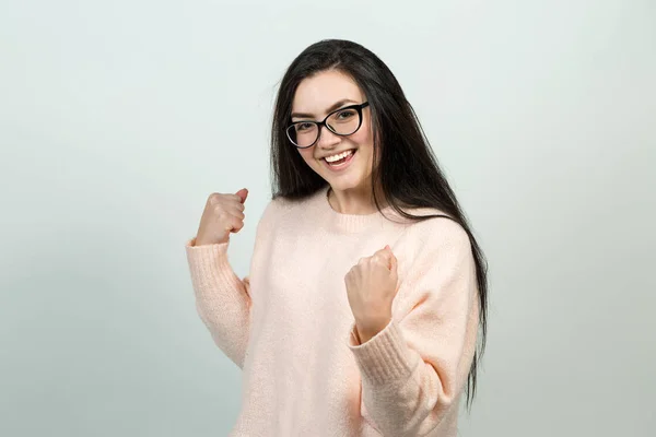 Szczęśliwy Młody Kaukaski Kobieta Różowy Sweter Emocjonalne Portret Dziewczynki Powodzenie — Zdjęcie stockowe