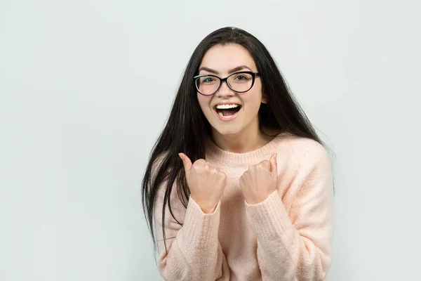 Jovem Mulher Caucasiana Feliz Jumper Rosa Retrato Emocional Uma Menina — Fotografia de Stock