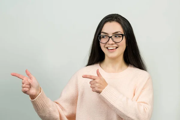 Boldog Fiatal Kaukázusi Egy Rózsaszín Jumper Érzelmi Portré Egy Lány — Stock Fotó