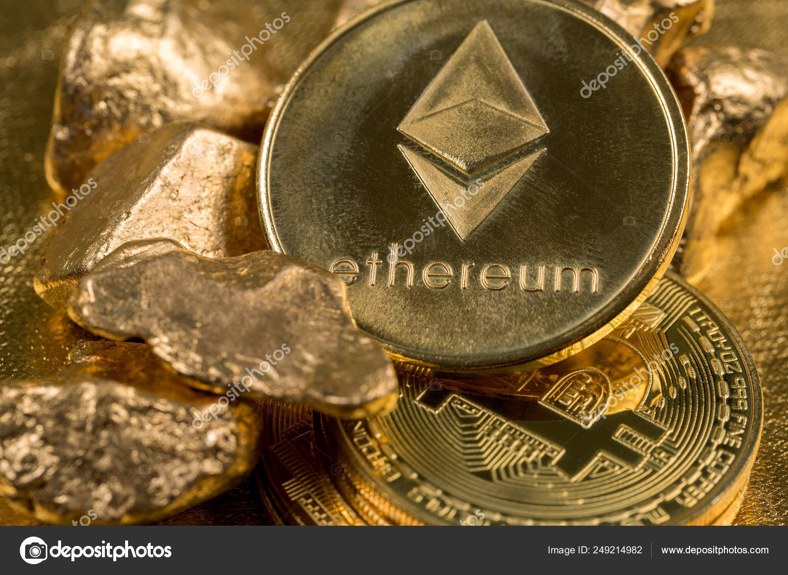 Criptomoneda Monedas Oro Bitcoin Ethereum Litecoin Fondo Pepitas Oro  Concepto — Foto de stock #249214982 © AntonMaster