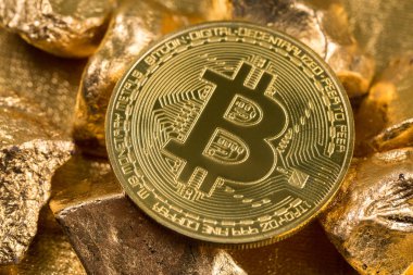 Kripto altın sikkeler - Bitcoin, Ethereum, Litecoin altın külçelerin arka planında. Sanal para kavramı.