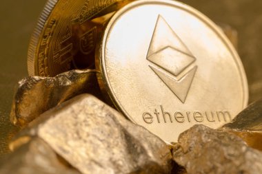 Kripto altın sikkeler - Bitcoin, Ethereum, Litecoin altın külçelerin arka planında. Sanal para kavramı.