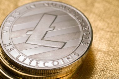 Kripto altın sikkeler - Bitcoin, Ethereum, Litecoin altın külçelerin arka planında. Sanal para kavramı.