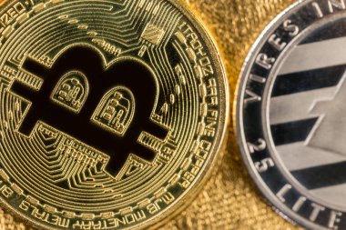 Kripto altın sikkeler - Bitcoin, Ethereum, Litecoin altın külçelerin arka planında. Sanal para kavramı.