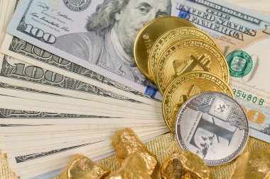 Kripto altın sikkeler - Bitcoin, Ethereum, Litecoin altın külçelerin arka planında. Sanal para kavramı.