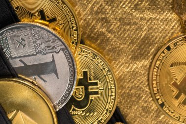 Kripto altın sikkeler - Bitcoin, Ethereum, Litecoin altın külçelerin arka planında. Sanal para kavramı.