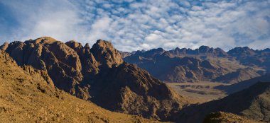 Sina Dağı şaşırtıcı güneş doğarken, güzel şafak Mısır, dağ manzarası güzel. Panorama.