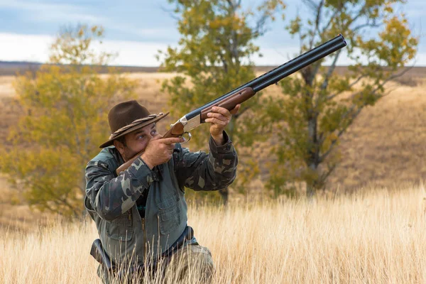 Silhouette Hunter Gun Hunter Hat Gun Camouflage Reflective Vest Steppe — Stock Photo, Image