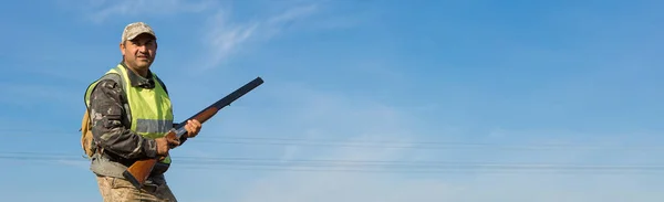 Silhouette Eines Jägers Mit Einem Gewehr Ein Jäger Mit Hut — Stockfoto