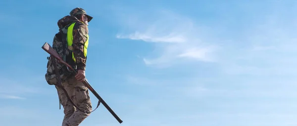Şapkalı Bir Avcı Kamuflaj Silah Bozkır Bir Yansıtıcı Yelek — Stok fotoğraf