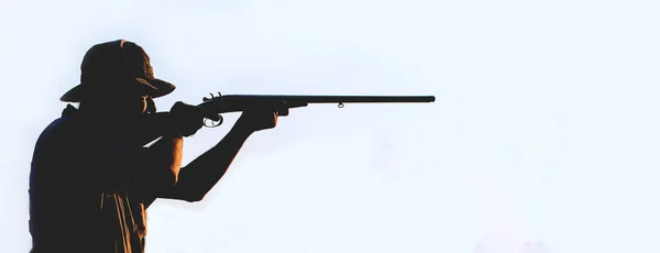Охотник Шляпе Пистолетом Камуфляже Отражающим Жилетом Степи — стоковое фото