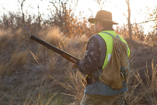 Elinde Silah Olan Bir Avcı Silüeti Şapkalı Bir Avcı Kamuflaj — Stok fotoğraf