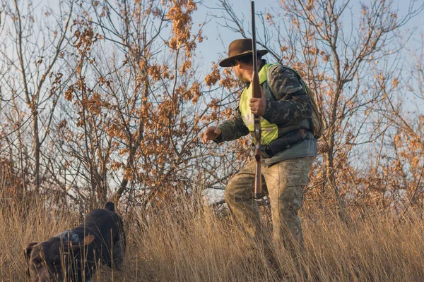 Silhueta Caçador Com Uma Arma Caçador Chapéu Com Uma Arma — Fotografia de Stock