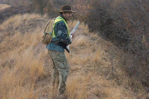 Silhouette Hunter Gun Hunter Hat Gun Camouflage Reflective Vest Steppe — Stock Photo, Image