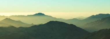 Sina Dağı şaşırtıcı güneş doğarken, güzel şafak Mısır, dağ manzarası güzel. Panorama.