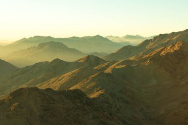 Sina Dağı şaşırtıcı güneş doğarken, güzel şafak Mısır, dağ manzarası güzel. Panorama.